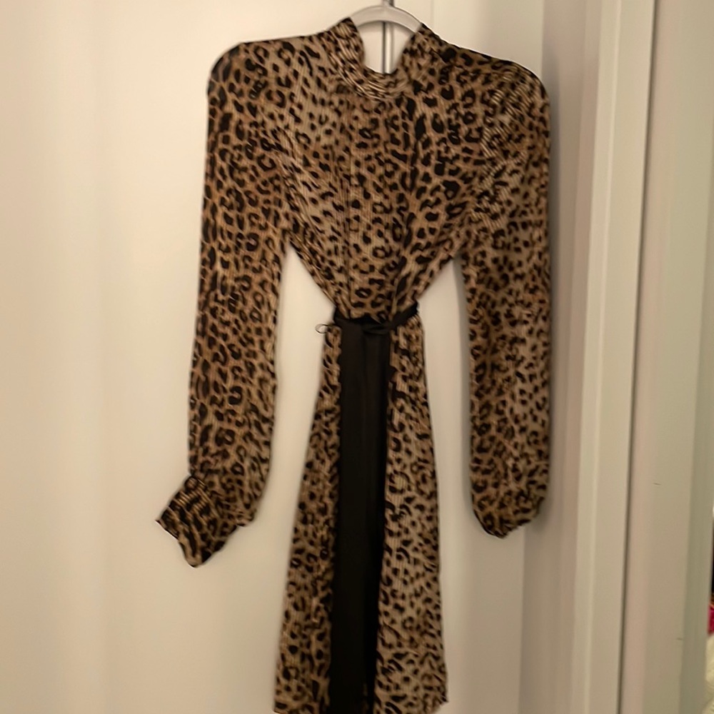 Flowy leopard print dress - chic and comfortable!